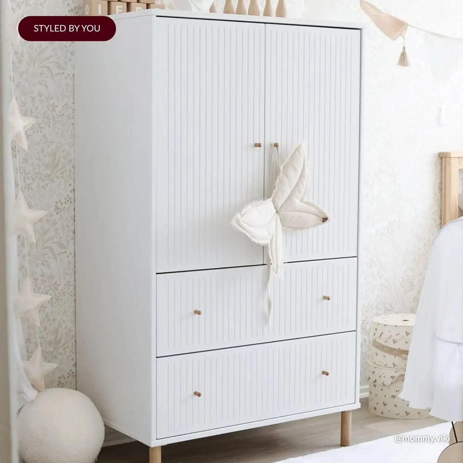SAGA Cupboard, 2 door & 2 drawer, White with grooves